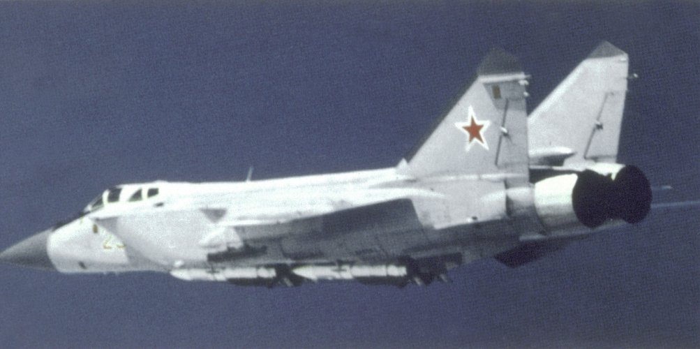 Left_side_view_of_a_Soviet_MiG-31_Foxhound.jpg