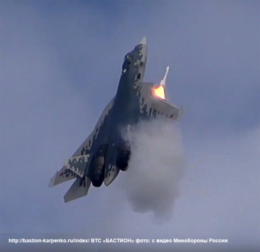 Su-57  Bort 055 ansiranje R-74M2.jpg