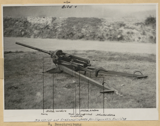 Maschinengewehr 151 20 und Erdkampflafette.png