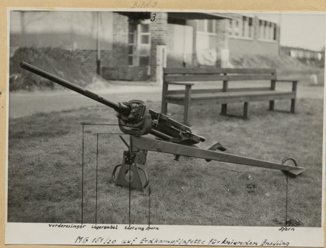 Maschinengewehr 151 20 und Erdkampflafette 02.png