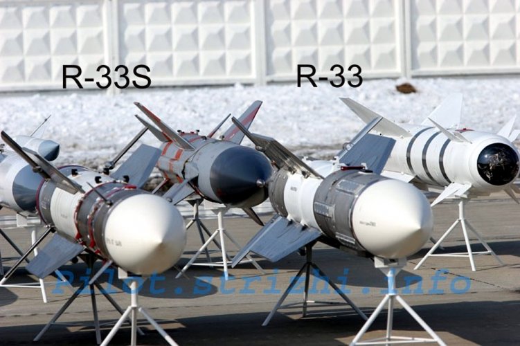 R-33S  R-33 u prvom redu.jpg