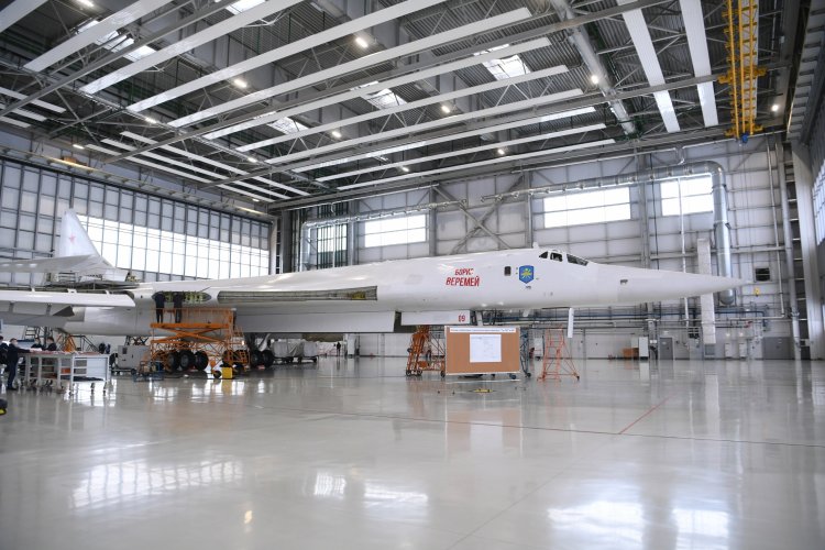 Tu-160 Bort broj 09 crveni Boris Veremej.jpg