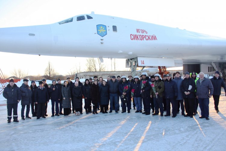 Tu-160M Bort br 14 crveni  Igor Sikorski sa NK-32-02.jpg