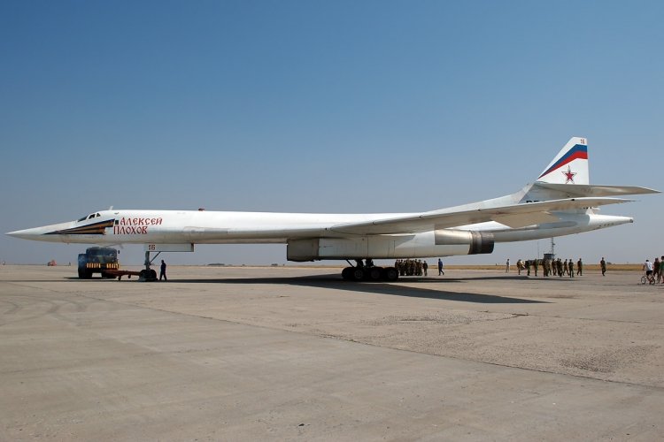 Tu-160 Bort broj 16 crveni Aleksej Plohov.jpg