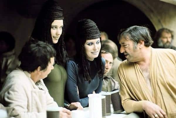 Wuher-en-la-taberna-del-espaciopuerto-de-Mos-Eisley.jpg