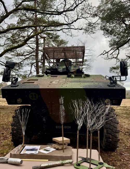 G-02S8HbAAAP1lW.jpg