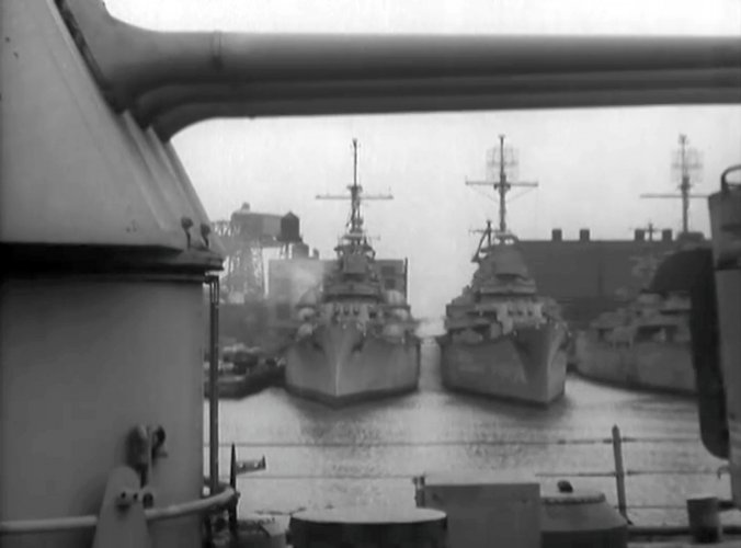 USS_Brooklyn_(CL-40),_USS_Nashville_(CL-43)_and_USS_St._Louis_(CL-49)_at_the_Philadelphia_Nava...jpg