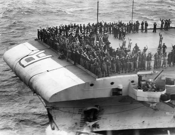 Formidable arr Sydney late 1945 (2).jpg