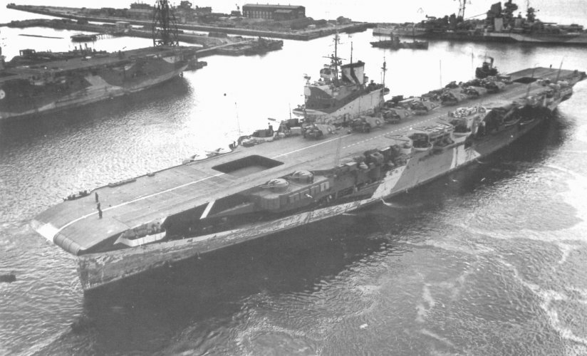 INDOMITABLE 1944 Rosyth.jpg