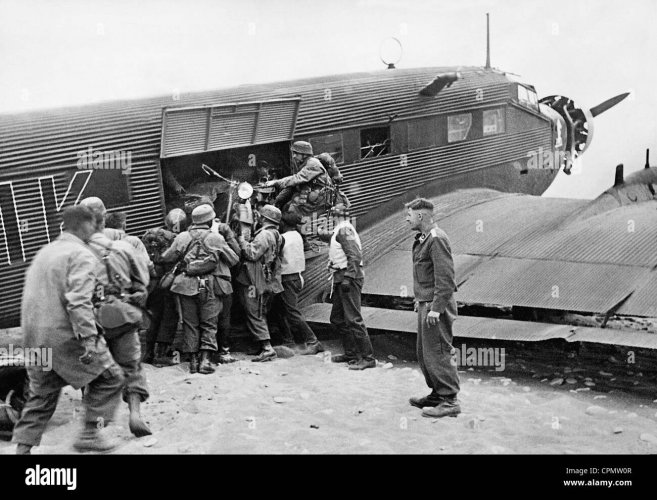 german-paratroopers-on-the-island-of-crete-1941-CPMW0R.jpg