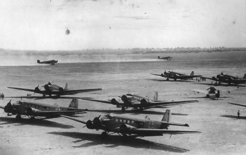 Junkers_Ju_52_DAK_Afrika_1941.jpg