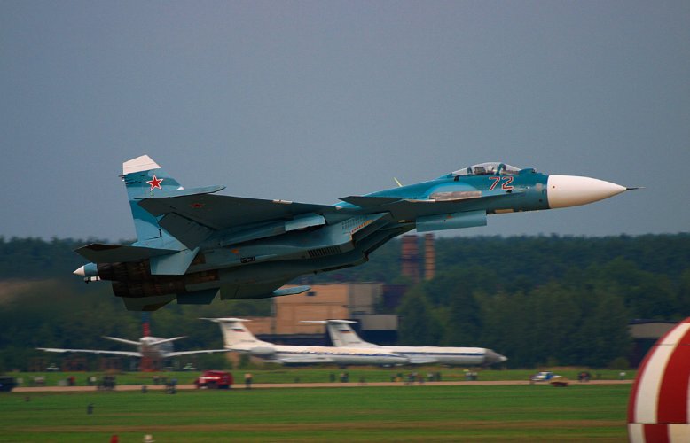 Su-33 72 red MAKS 2003.jpg