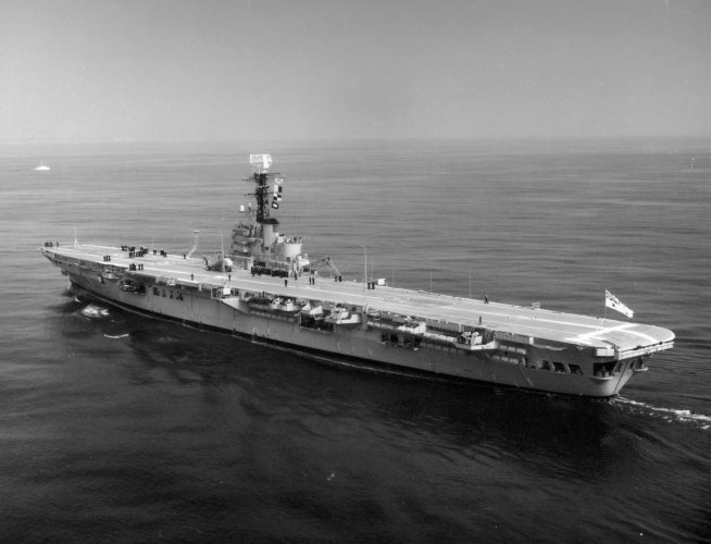 HMAS_Melbourne_(R21)_underway_1967.jpeg