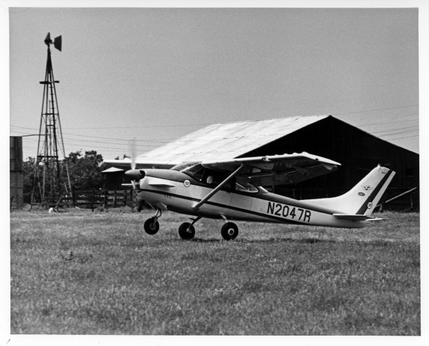 Wren 460 N2047R taking off.jpg