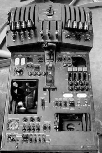 The throttle quadrant and central control pedestal,.jpg