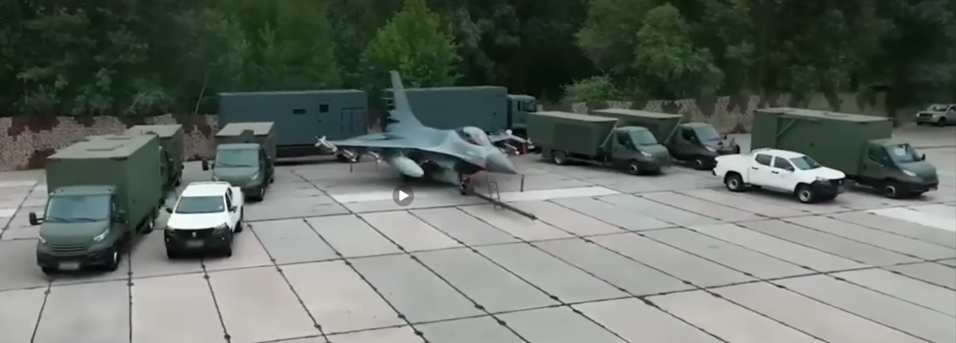 Ukraine AF F16 road base team.jpg