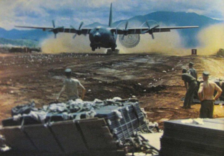C-130 Hercules USAF LAPES supplies to Marines at Khe Sanh 1967.jpg