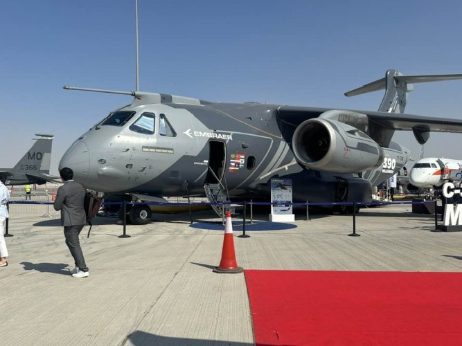 Dubai_embraer_c390_1.jpg