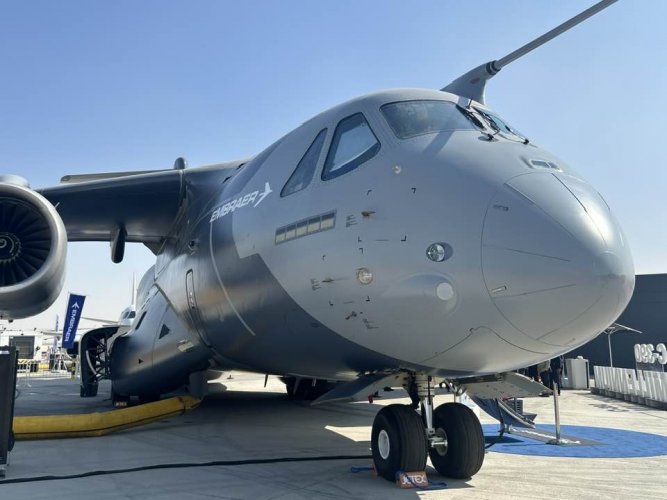 Dubai_embraer_c390_2.jpg
