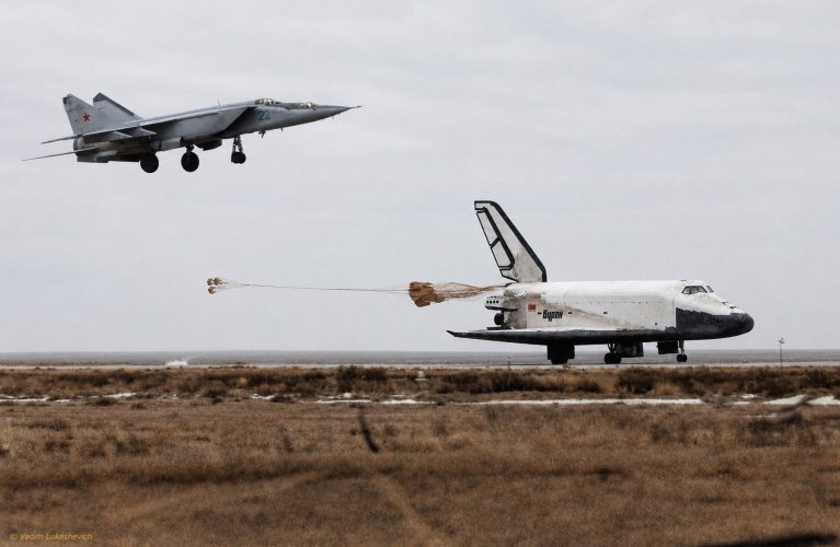 Mikoyan-Gurevich MiG-25PU and Buran.jpg