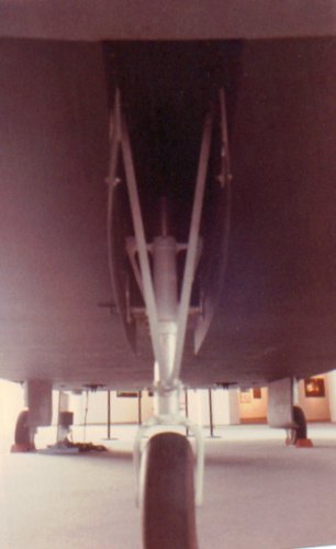 HL-20 nose gear front.jpg