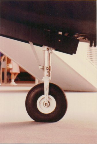 HL-20 nose gear side.jpg