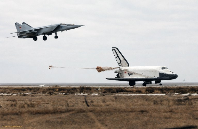 Mikoyan-Gurevich MiG-25PU and Buran.jpg