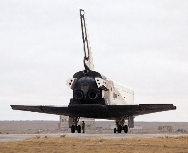 BURAN PISTA BAIKONUR VIDEO COMPARA 2 FRAME 001.jpg