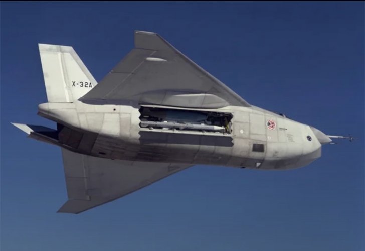 X-32 X-plane carrying missile.jpg