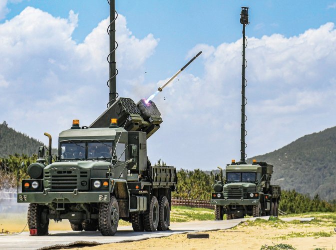 lig-nex1-poniard-k-logir-low-cost-guided-imaging-rocket-v0-lzxwm3i0gjx91.jpg