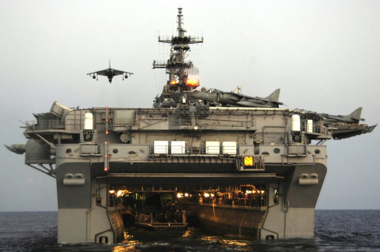 LHD-2-USS-Essex-043.jpg