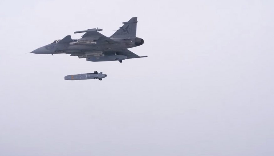 Gripen-Taurus-test-shot-2048x1171[1].jpg
