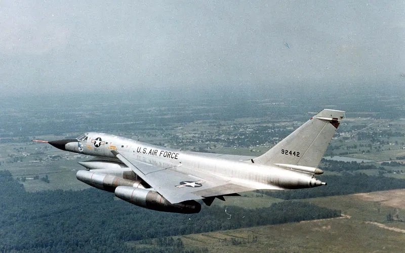 800px-convair_b-58a_hustler_in_flight_sn_59-2442_photo_taken_on_june_29_1967_061101-f-1234p-019.jpg