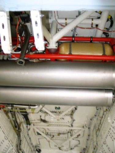 08 YF-23 weapons bay fwd cylinders.jpg