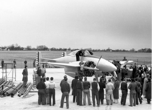 grum1272XP-50ongroundcrowd.jpg