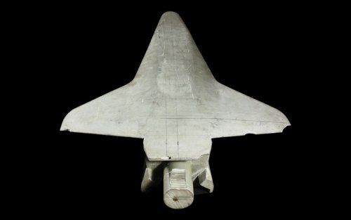 Wind_tunnel_model_space_shuttle_05.jpg