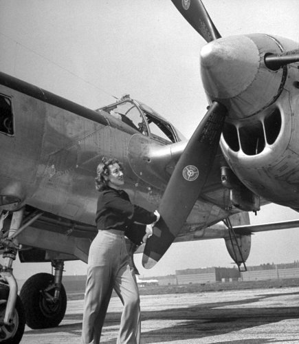 NX34993 with lady pilot.jpg