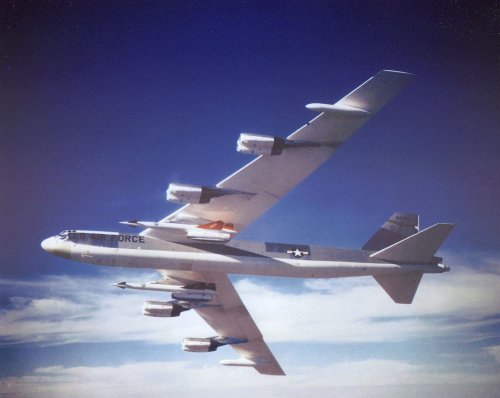 B-52G with GAM-77 Hound Dogs.jpg