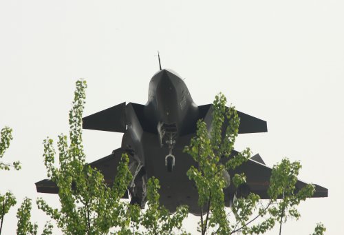 J-20 landing - only impressive !!!!.jpg