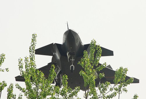 J-20 landing - sharpened.jpg