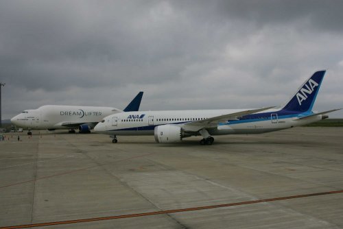 787 and dream lifter.jpg