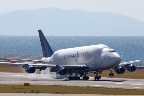 dream lifter in Chubu airport.jpg