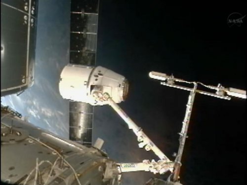 spacex-dragon-station-capture-blue.jpg