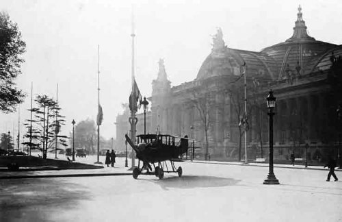 Tampier aircraft opposite the Grand Palais, Paris.jpg