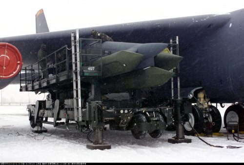 B-52H + AGM-129 - 3.jpg