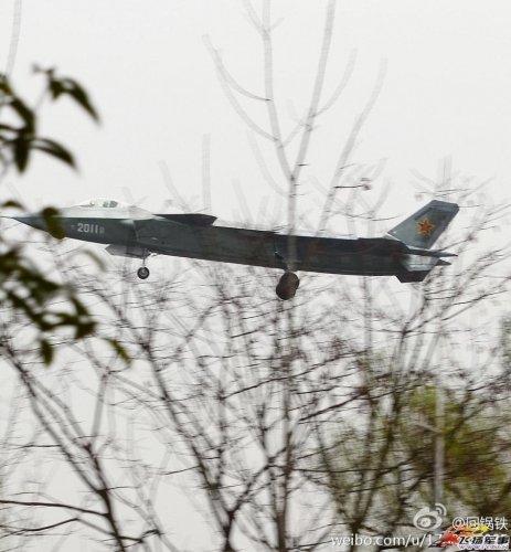 J-20 2011 - maiden flight 1.2.14 - 15.jpg