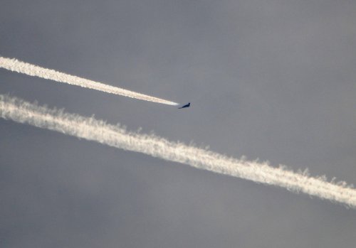 b_2_contrails_0048_12_4_12_by_eyepilot13-d5tvb2u.jpg