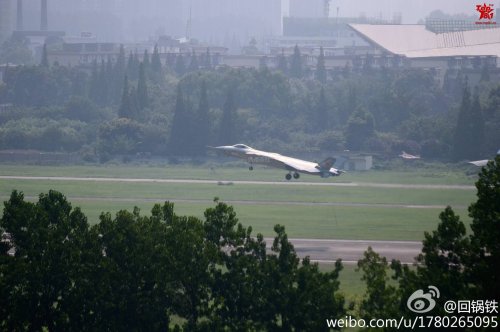 J-20 2012 maiden flight 26.7.14 - 1.jpg