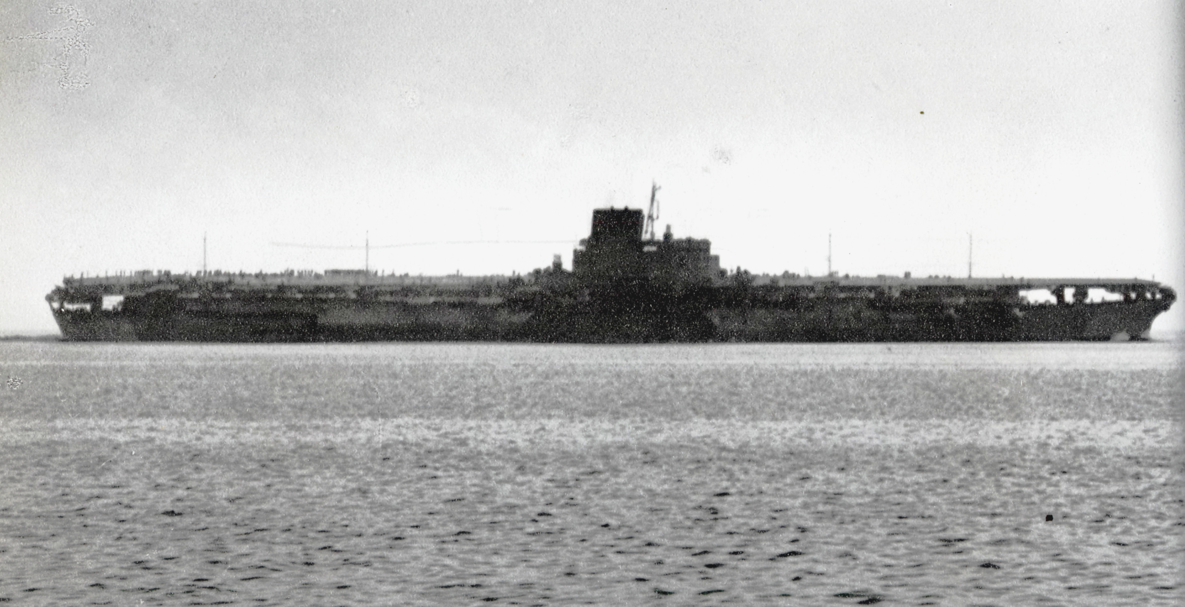 Japanese_aircraft_carrier_Shinano.jpg