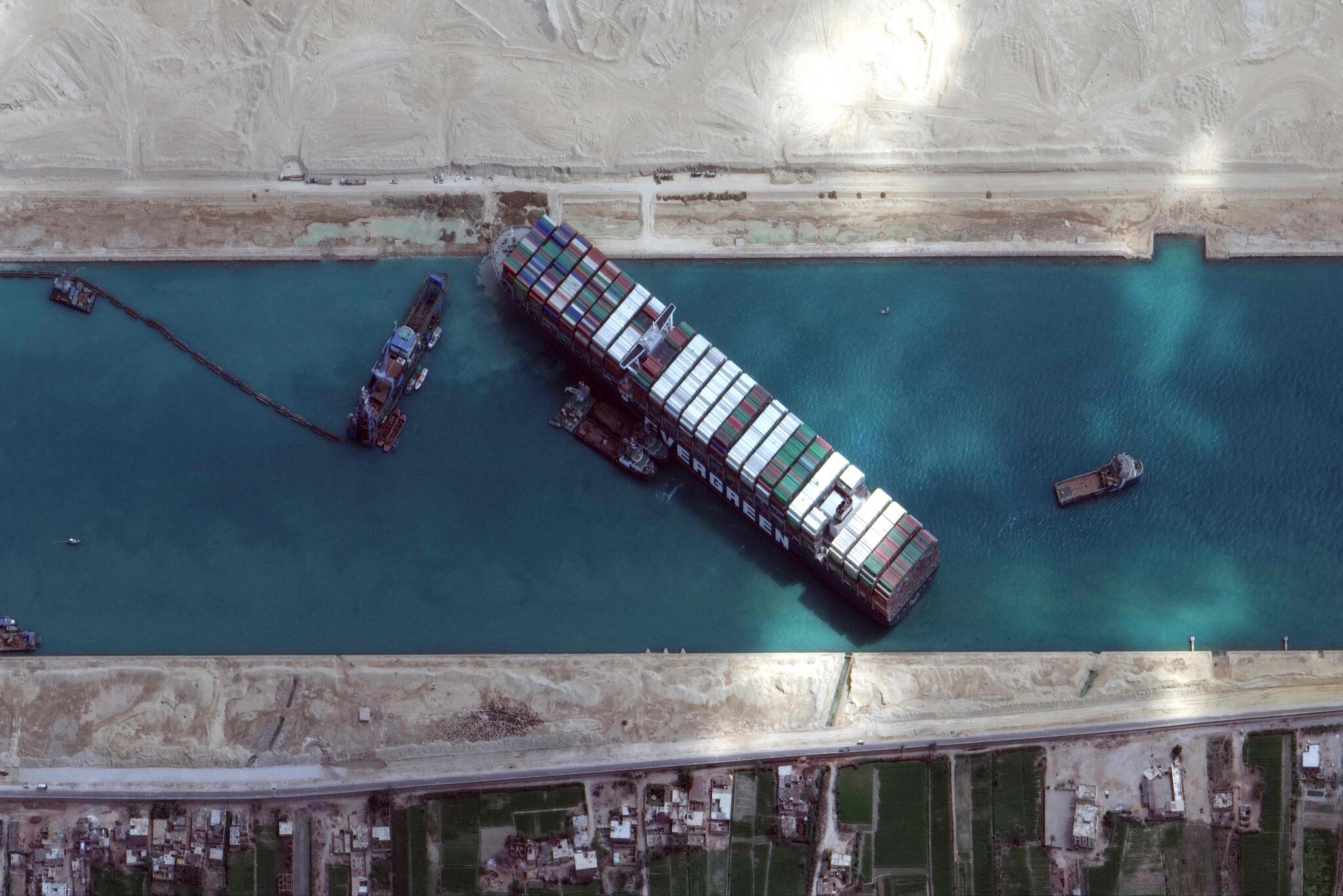 00suez-01-superJumbo.jpg